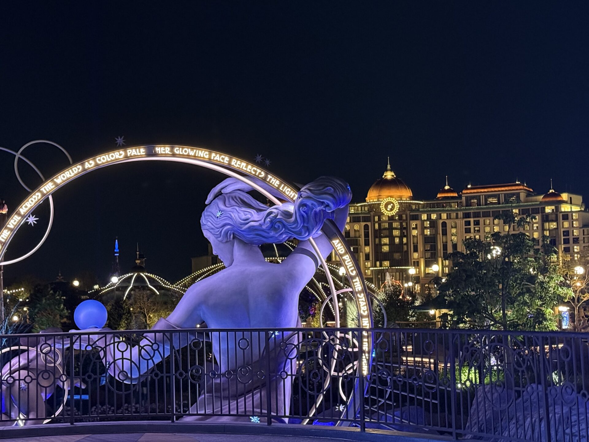 Vista nocturna de Universal Epic Universe iluminado con luces de colores